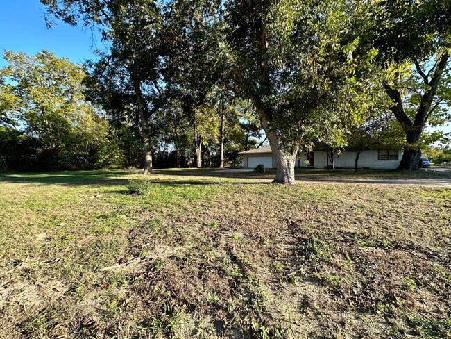 Building Photo - 525 Meadowbrook Dr