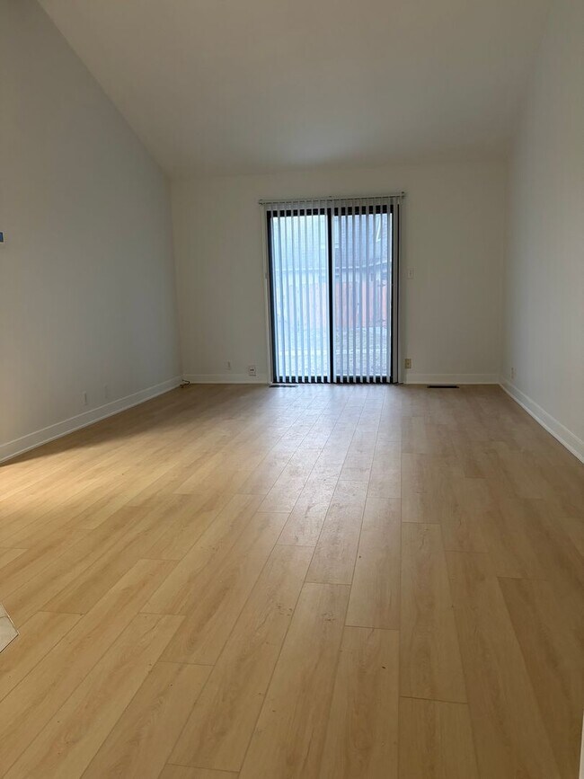 Foto del edificio - 312-314-314 W Charter Dr