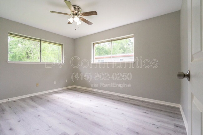 Foto del edificio - 9196 White Oak Dr