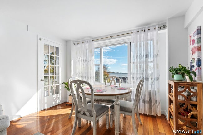 Foto del edificio - 71 Strawberry Hill Ave