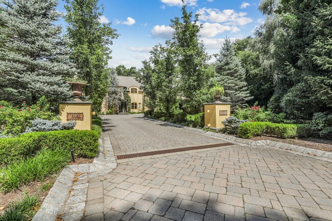 Building Photo - 915 Closter Dock Rd