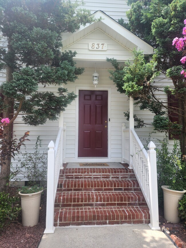 Building Photo - 837 Shackleton Rd
