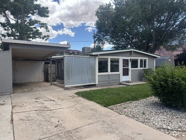Building Photo - 705 Palisade Dr