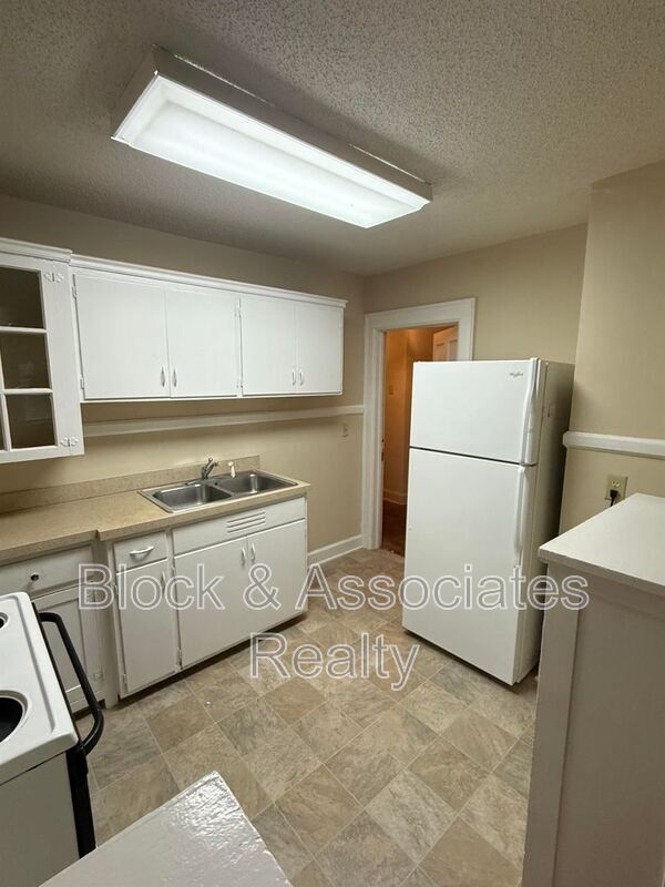 Foto del edificio - 220 S Elm St