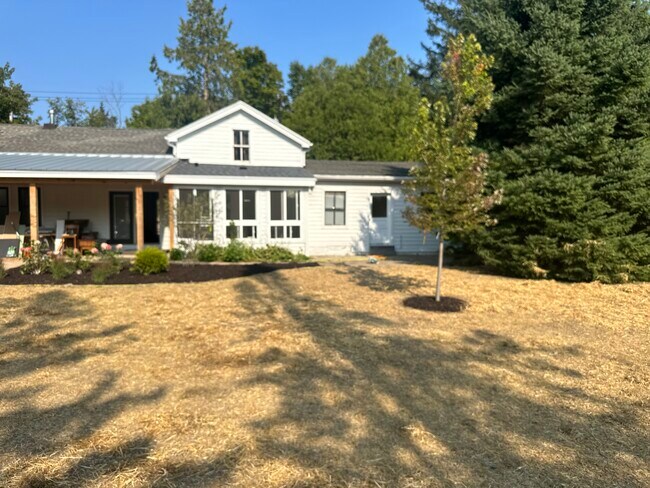 Foto del edificio - 8045 N Green Bay Rd