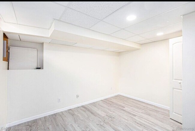 Foto del edificio - 5055 Scarsdale Dr