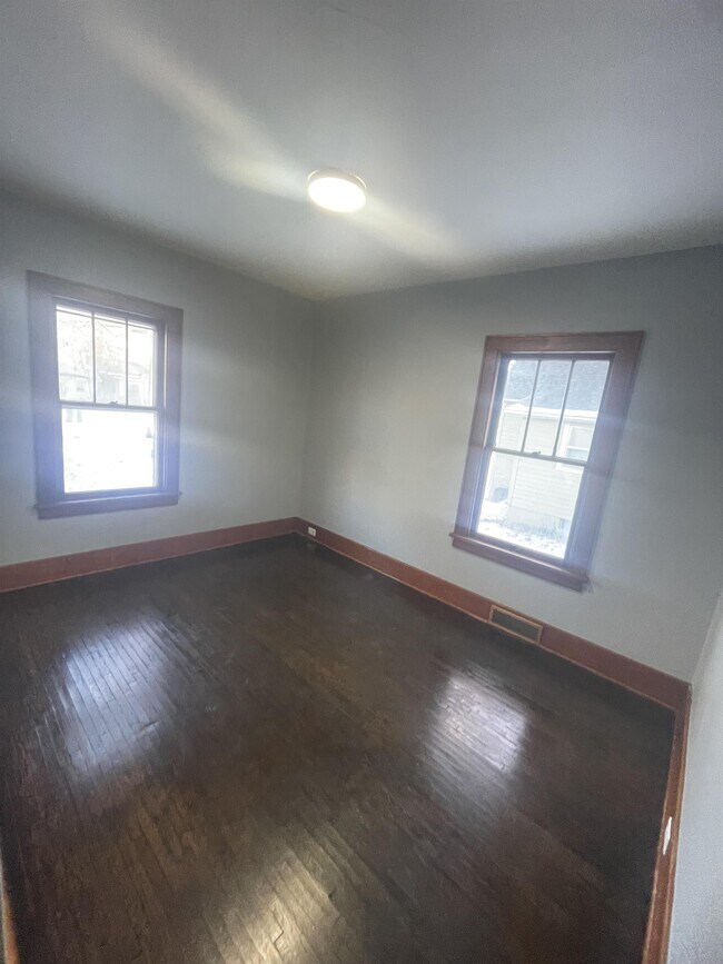 Building Photo - 407 W Lowell Ave