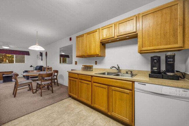 Foto del edificio - Move-In Ready 2BR/2BA Condo – Fully Furnished, AC, Washer/Dryer, 2 Parking stalls