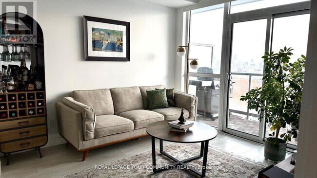 Photo du bâtiment - 501 St Clair Ave W