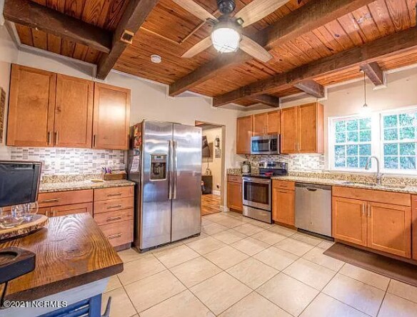 Building Photo - 305 Plantation Dr