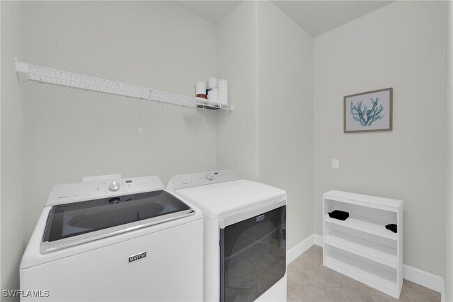 Foto del edificio - 19912 Beverly Park Rd