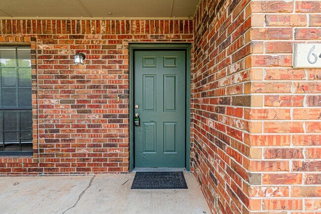 Building Photo - 3 Bed 2 Bath in Norman! Hals off on the fi...