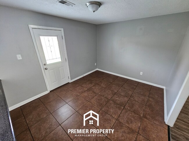 Foto del edificio - Charming 3BR/2BA Near Kirby | Hardwood Floors, Rustic Fireplace & Large Yard