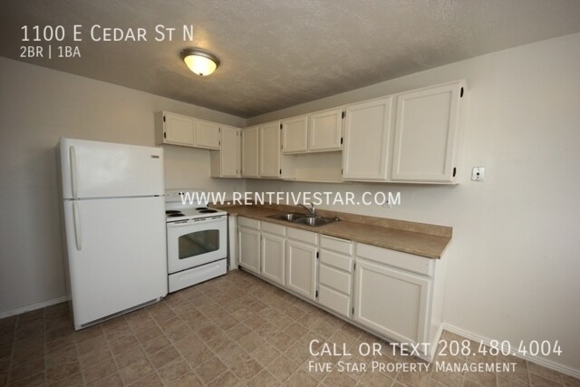 Building Photo - Upstairs Apartment In Central Location! Vi...
