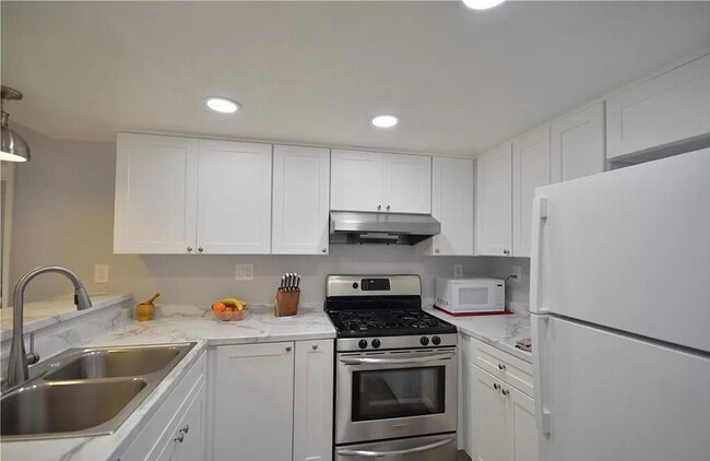 Building Photo - Sophisticated Space Designed for Comfort