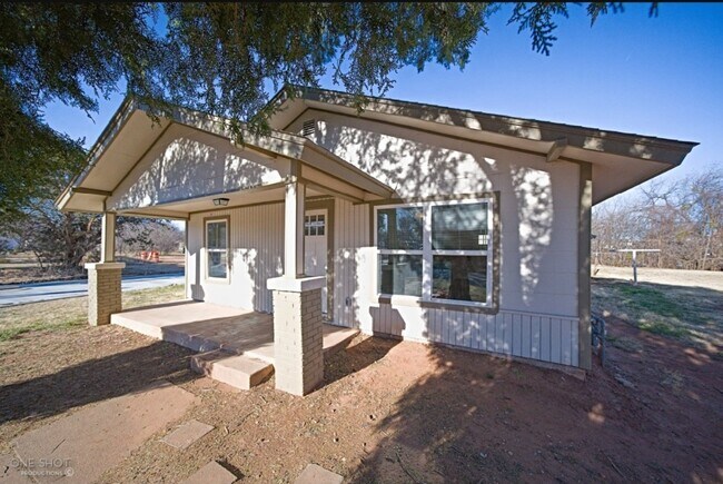 142 Ross Ave. 2 bed, 1 bath... - 142 Ross Ave