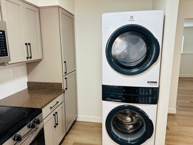 Building Photo - Fresh Remodel, Pet Friendly 2 bedroom in B...