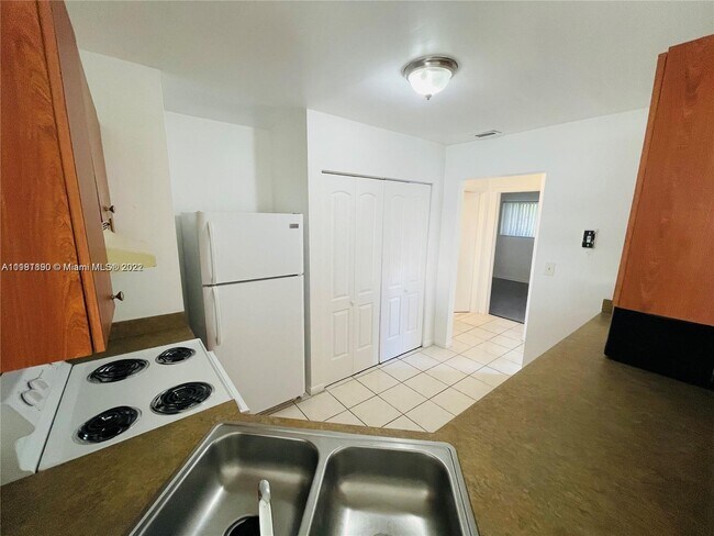 Foto del edificio - 3449 NW 44th St