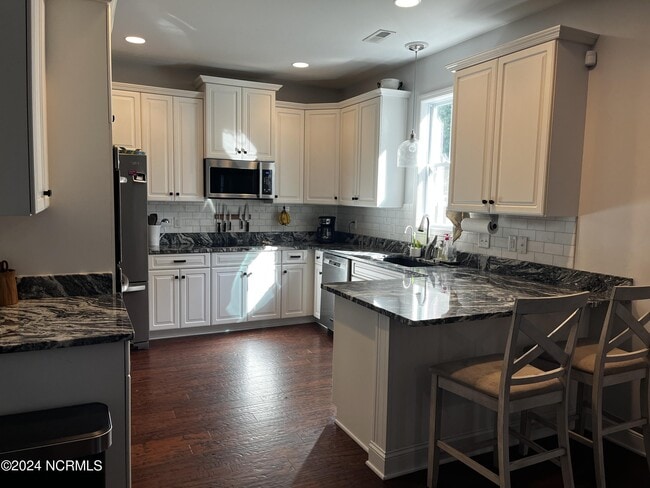 Building Photo - 413 Chablis Way