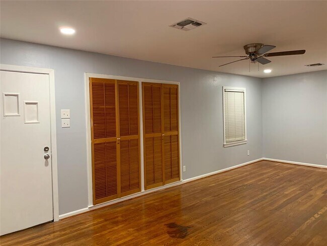 Building Photo - 5830 Indigo St
