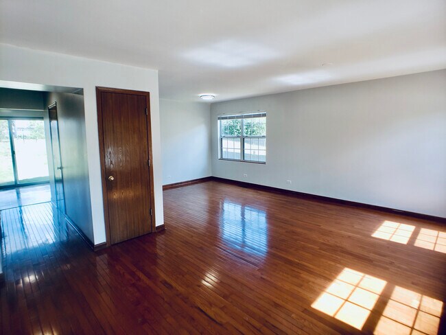 Building Photo - 220 Braemar Glen