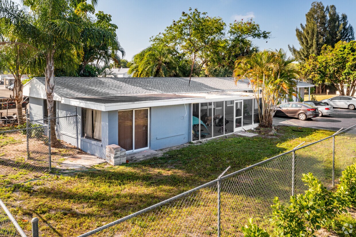 1109 Tamiami Trl - 11109 Tamiami Trl