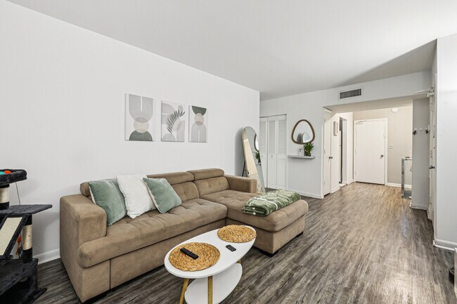 Building Photo - Luna At Hollywood