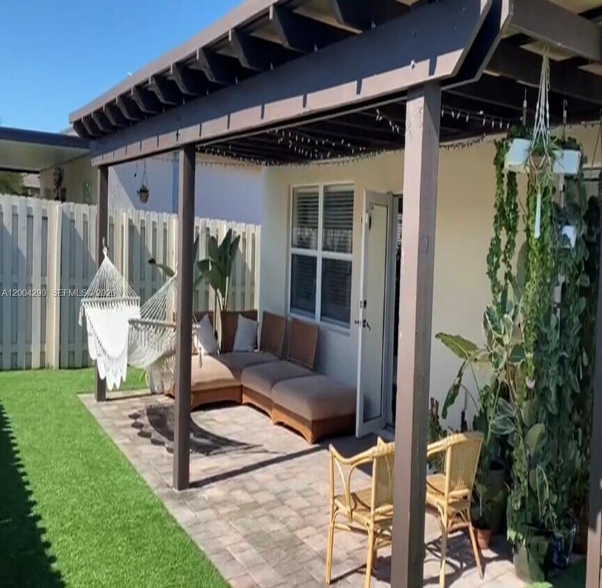 Foto del edificio - 2356 NE 3rd Ct