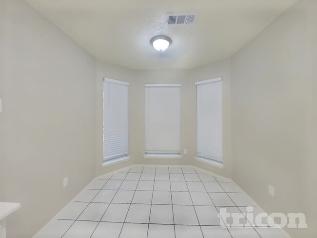 Building Photo - 916 Ashmount Ln