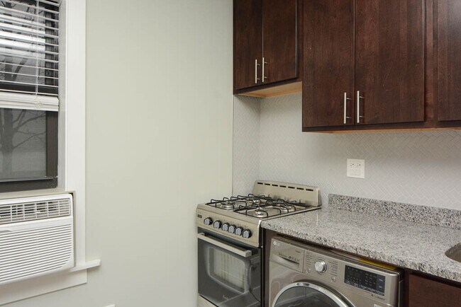 Building Photo - 429.5 W Belden Ave