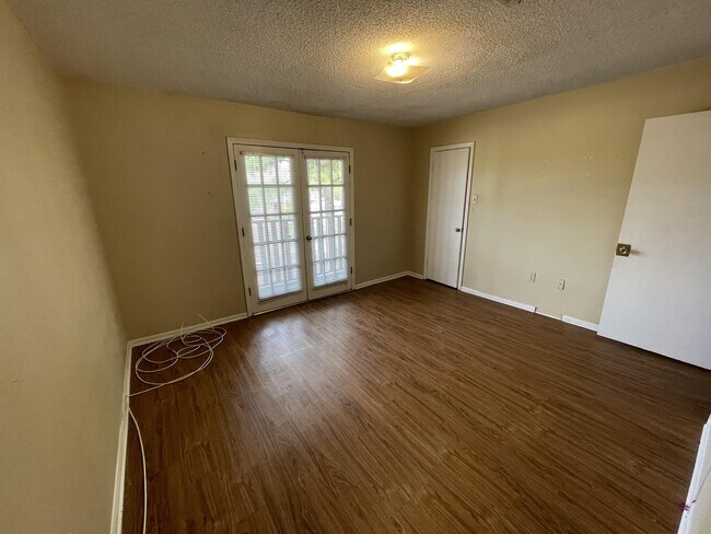 Foto del edificio - 1643 Cedar Lake Dr