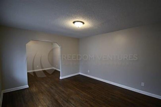 Foto del edificio - Charming 3BR/2BA Brick Home with Fenced Yard