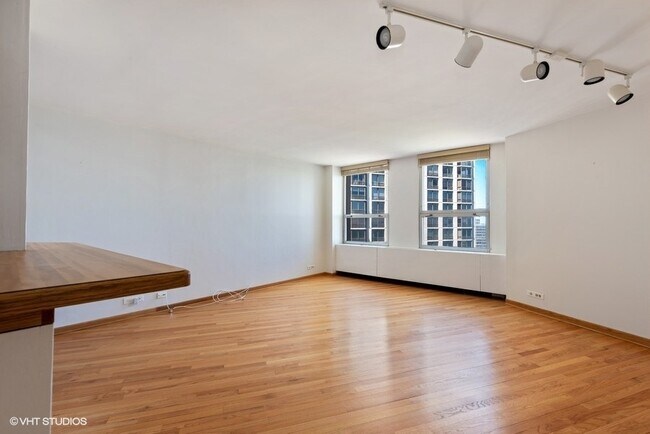 Foto del edificio - 2626 N Lakeview Ave