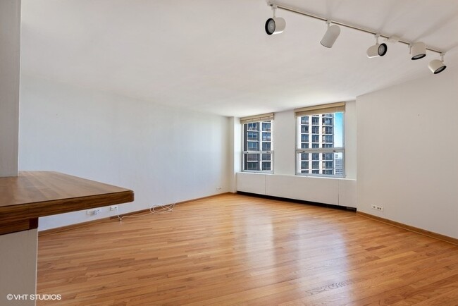 Building Photo - 2626 N Lakeview Ave