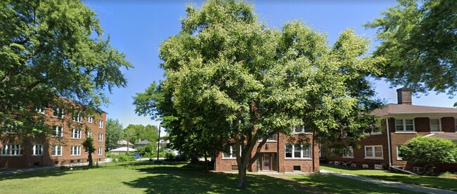 Building Photo - 731 South Grand Ave W
