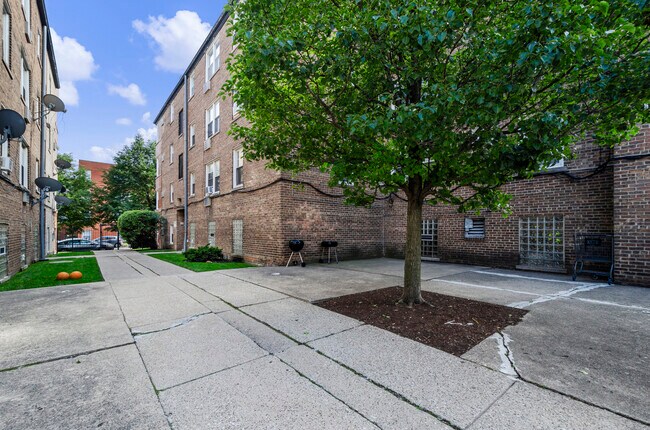 Building Photo - 2422 W Farragut Ave