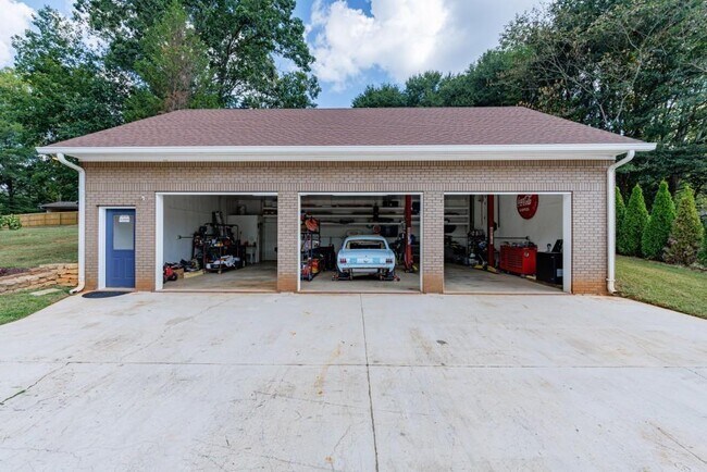 Building Photo - 390 Alpine Dr