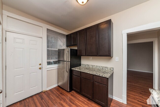 Foto del edificio - 3749 W Sunnyside Ave