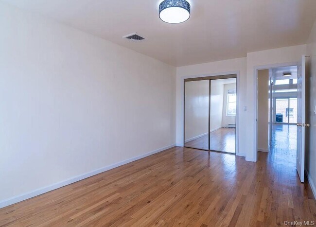 Foto del edificio - 250-16 41st Rd