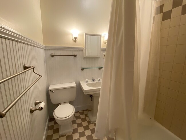 Building Photo - 445 W St James Pl