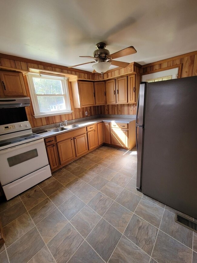 Foto del edificio - Spacious 5 Bedroom Home in Ashland, VA