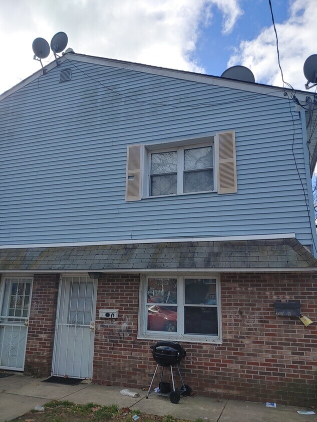 Front - 204 Robbins St