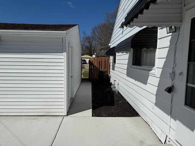 Building Photo - 3 bedroom 1 bath ranch style home