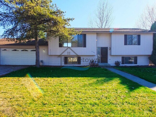 Foto del edificio - Spacious 4 Bedroom Home with Fenced Backyard & Garage