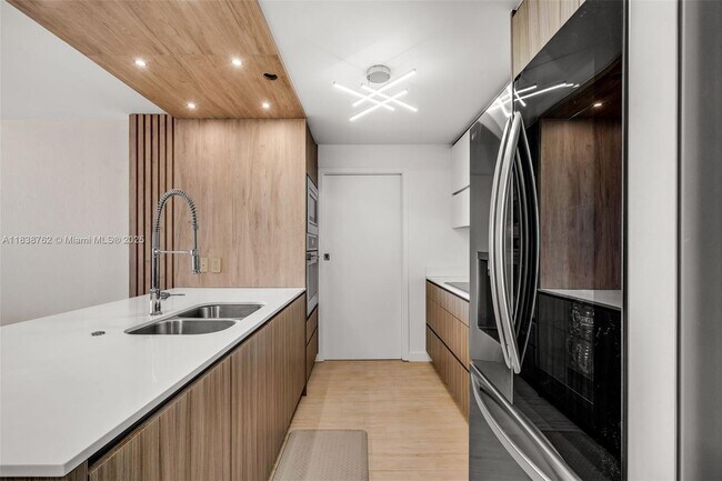 Foto del edificio - 600 NE 27th St