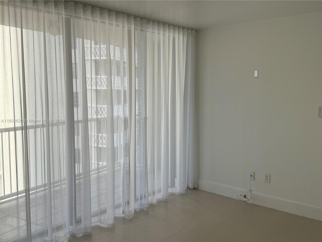 Building Photo - 1440 Brickell Bay Dr
