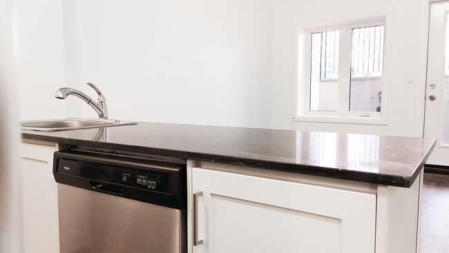 Photo du bâtiment - Lower-Level Townhouse Unit For Rent, One Month Free