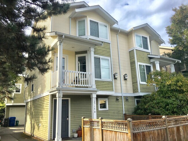 Foto del edificio - Stylish Townhome in Broadview