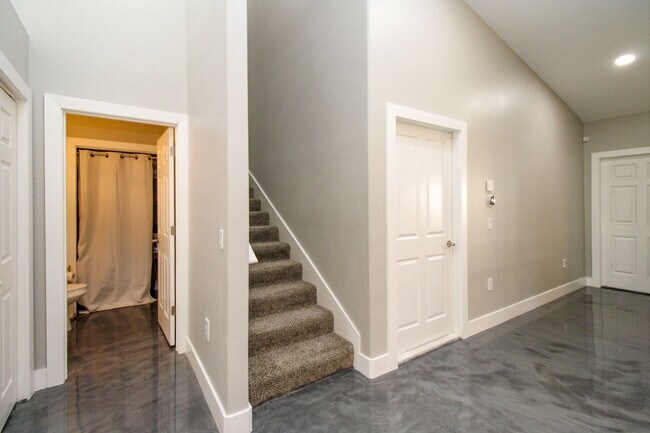 Foto del edificio - ** STUNNING MODERN 2/2.5 BATH TOWNHOME READY FOR SEASON ** AVION WOODS COMMUNITY - SOUTH NAPLES **