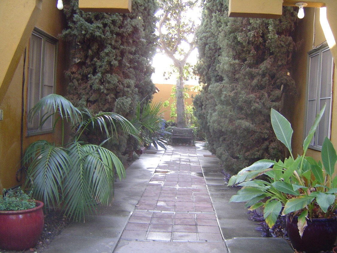 Foto del edificio - 1247-1249 1/2 N Citrus Ave